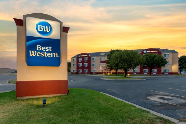 Exterior - Best Western Governors Inn & Suites (Wichita)