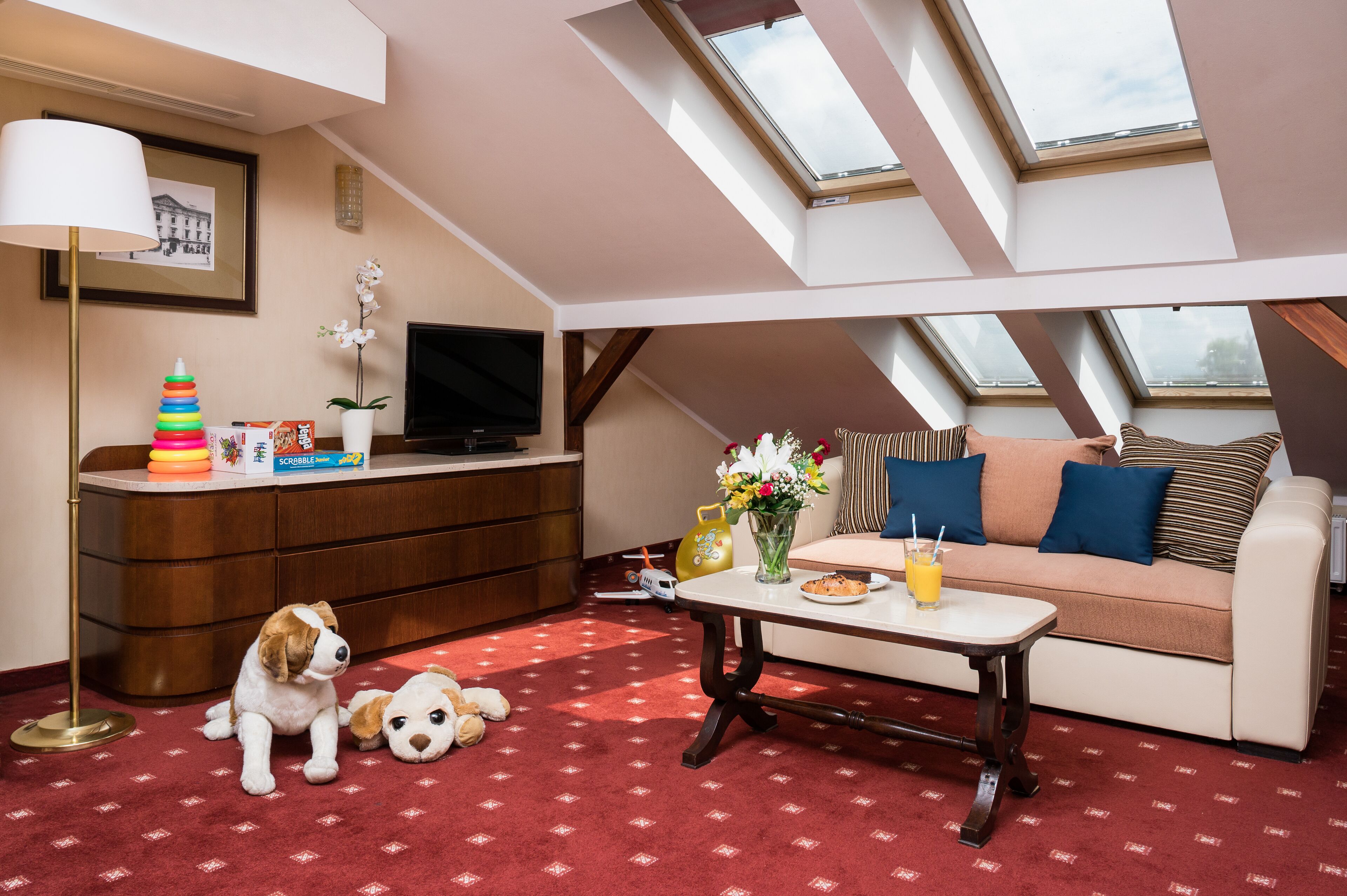 family suite | 2 bedrooms, hypo-allergenic bedding, in-room safe, desk