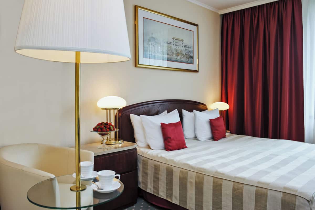 Hypo-allergenic bedding, in-room safe, desk, laptop workspace