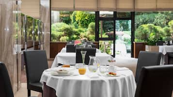 Se sirven desayunos y cocina de Medio Oriente, con vista al jardín