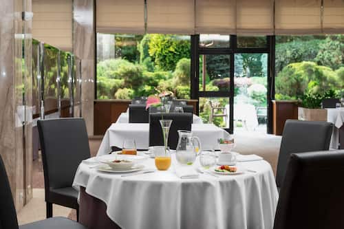 Déjeuner, dîner et souper servis sur place