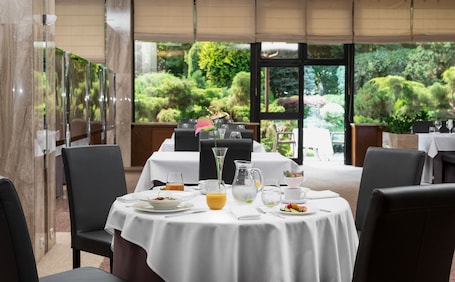 Se sirven desayunos y cocina de Medio Oriente, con vista al jardín