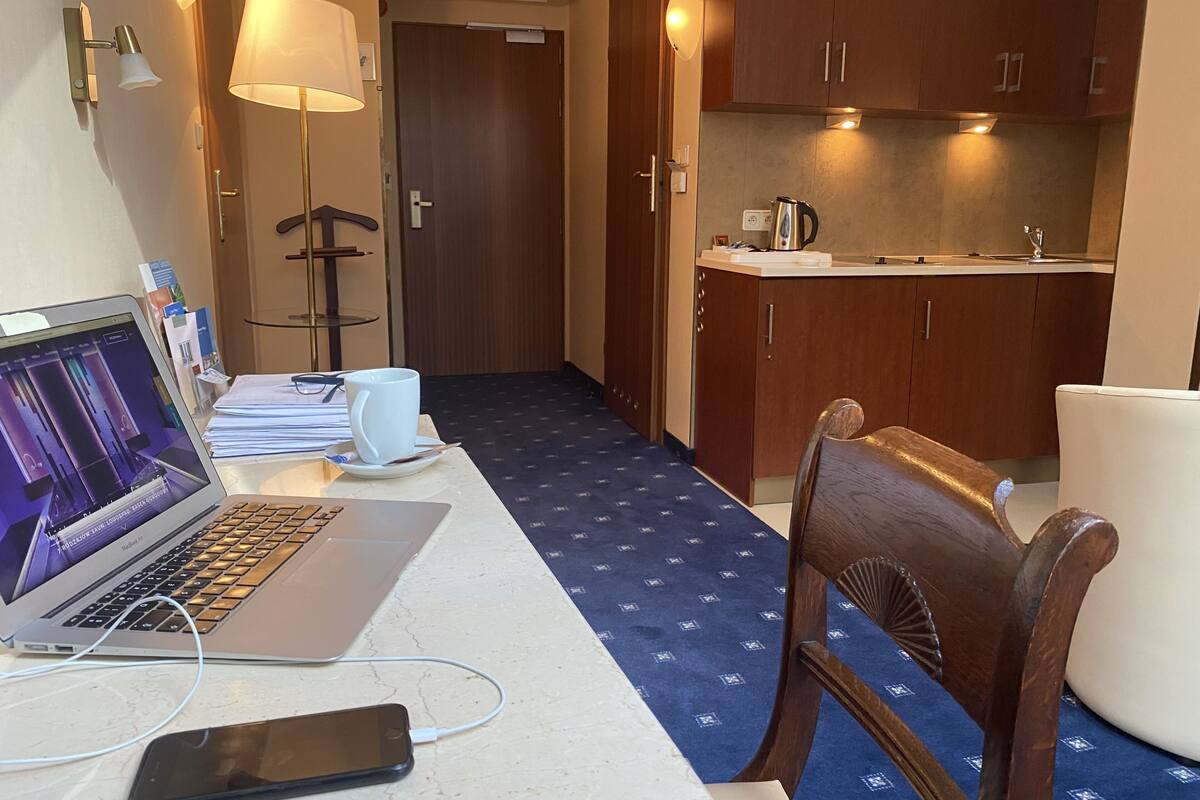 business single room | private kitchen | mini-fridge, electric kettle, cleaning supplies, kitchen islands