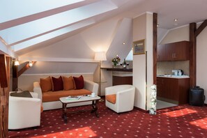 Hypo-allergenic bedding, in-room safe, desk, laptop workspace