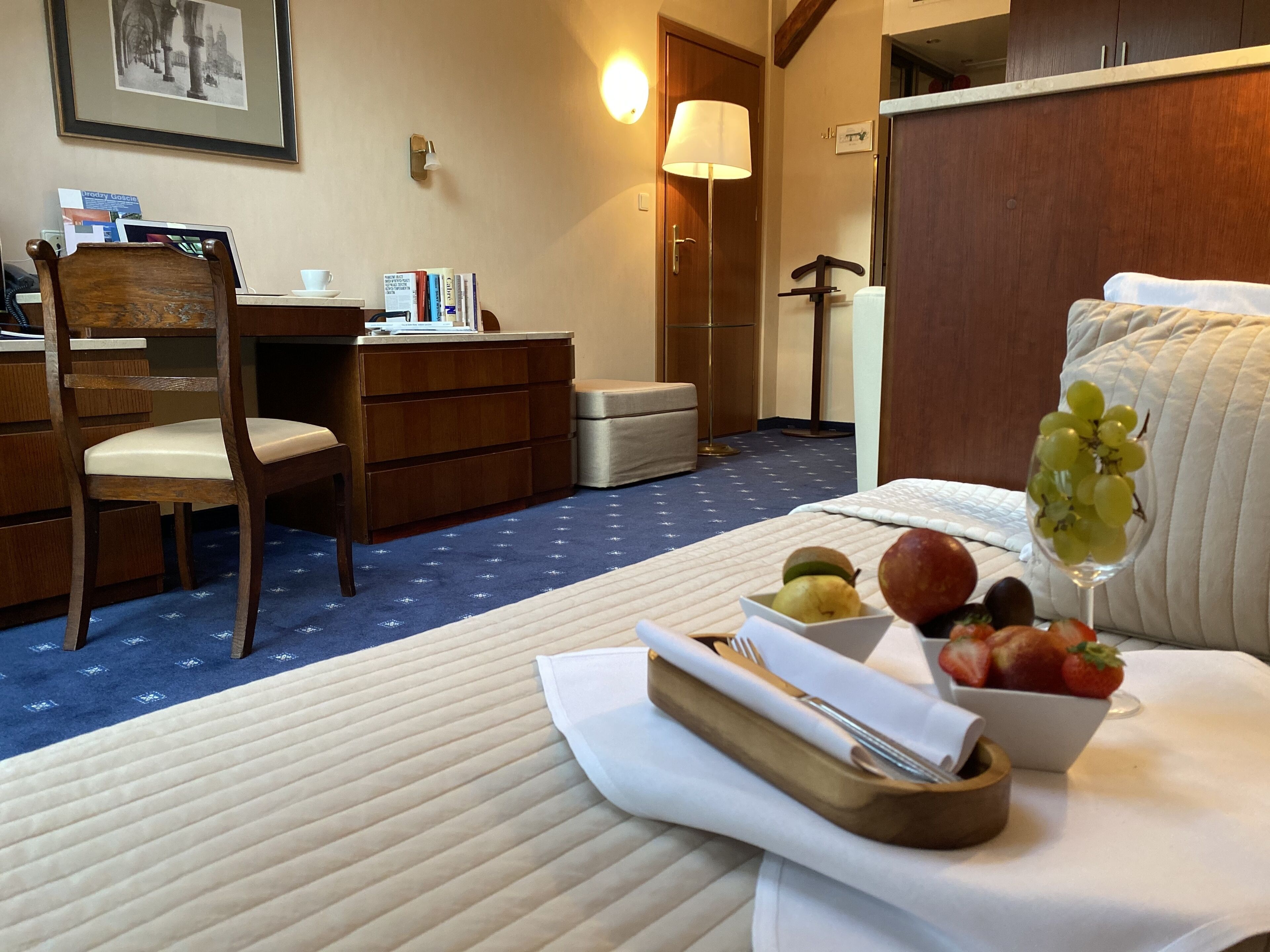 Ropa de cama hipoalergénica y caja de seguridad en la habitación 