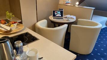 Hypo-allergenic bedding, in-room safe, desk, laptop workspace