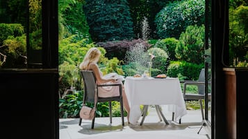 Se sirven desayunos y cocina de Medio Oriente, con vista al jardín