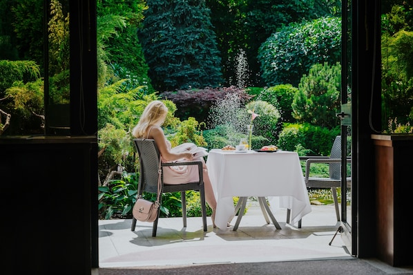 Serveert ontbijt, lunch, diner, Midden-Oosterse gerechten, tuinzicht 