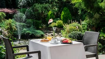 Daily buffet breakfast (PLN 68 per person)