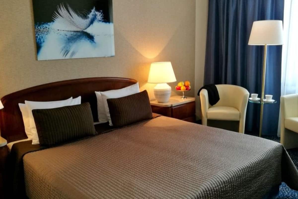 Hypo-allergenic bedding, in-room safe, desk, laptop workspace