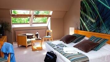 Twin kamer | Een bureau, geluiddichte muren, gratis wifi