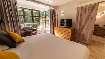 Deluxe Suite, River View | Minibar, in-room safe, blackout drapes, soundproofing