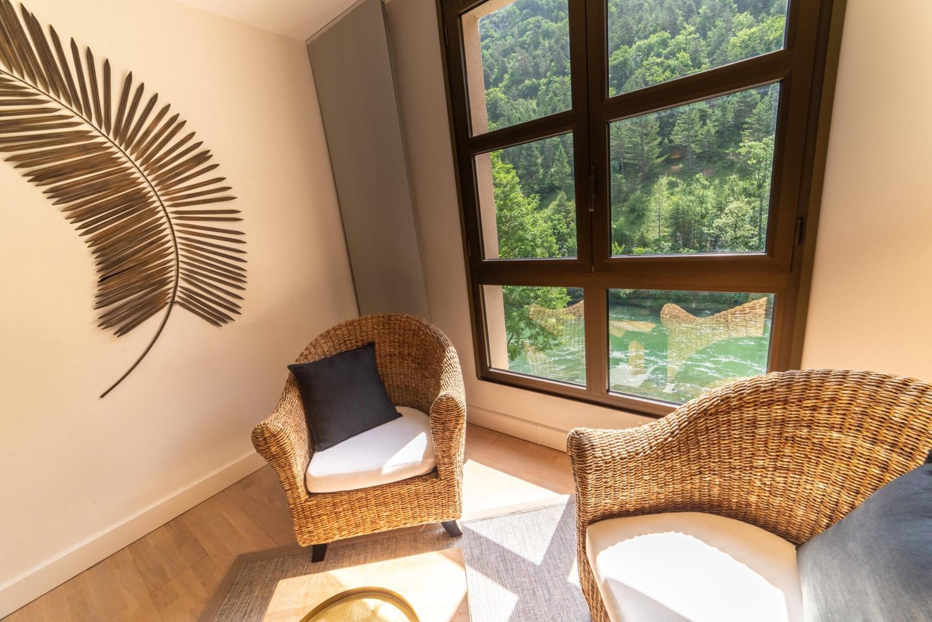 80-cm flat-screen tv with cable channels, tv