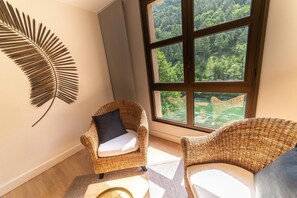 80-cm flat-screen TV with cable channels, TV