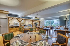 Frukostbuffé varje dag (EUR 16 per person)