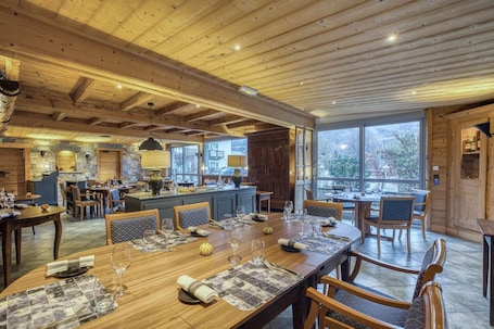 Se sirven desayunos, almuerzos y cenas; cocina francesa. Brit Hotel Florimont