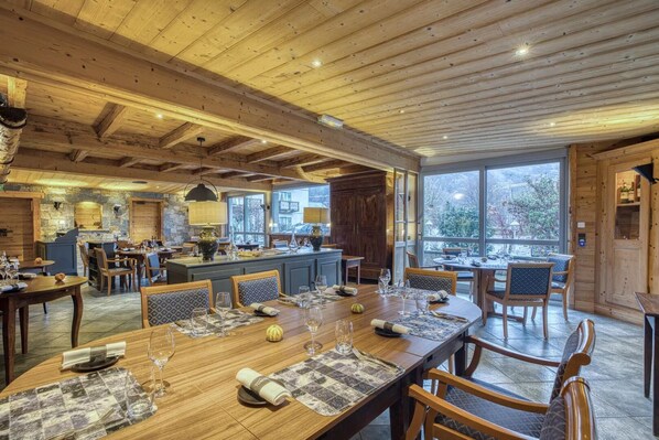 Breakfast, lunch, dinner served; French cuisine - Brit Hotel Florimont (Saint-Ferreol)