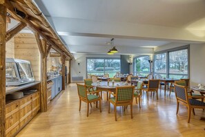Daily buffet breakfast for a fee - Brit Hotel Florimont (Saint-Ferreol)