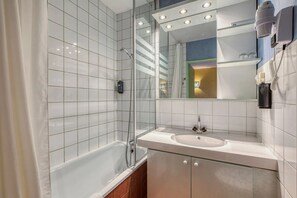 Standard Double Room | Bathroom | Free toiletries, hair dryer, towels, soap - Brit Hotel Florimont (Saint-Ferreol)