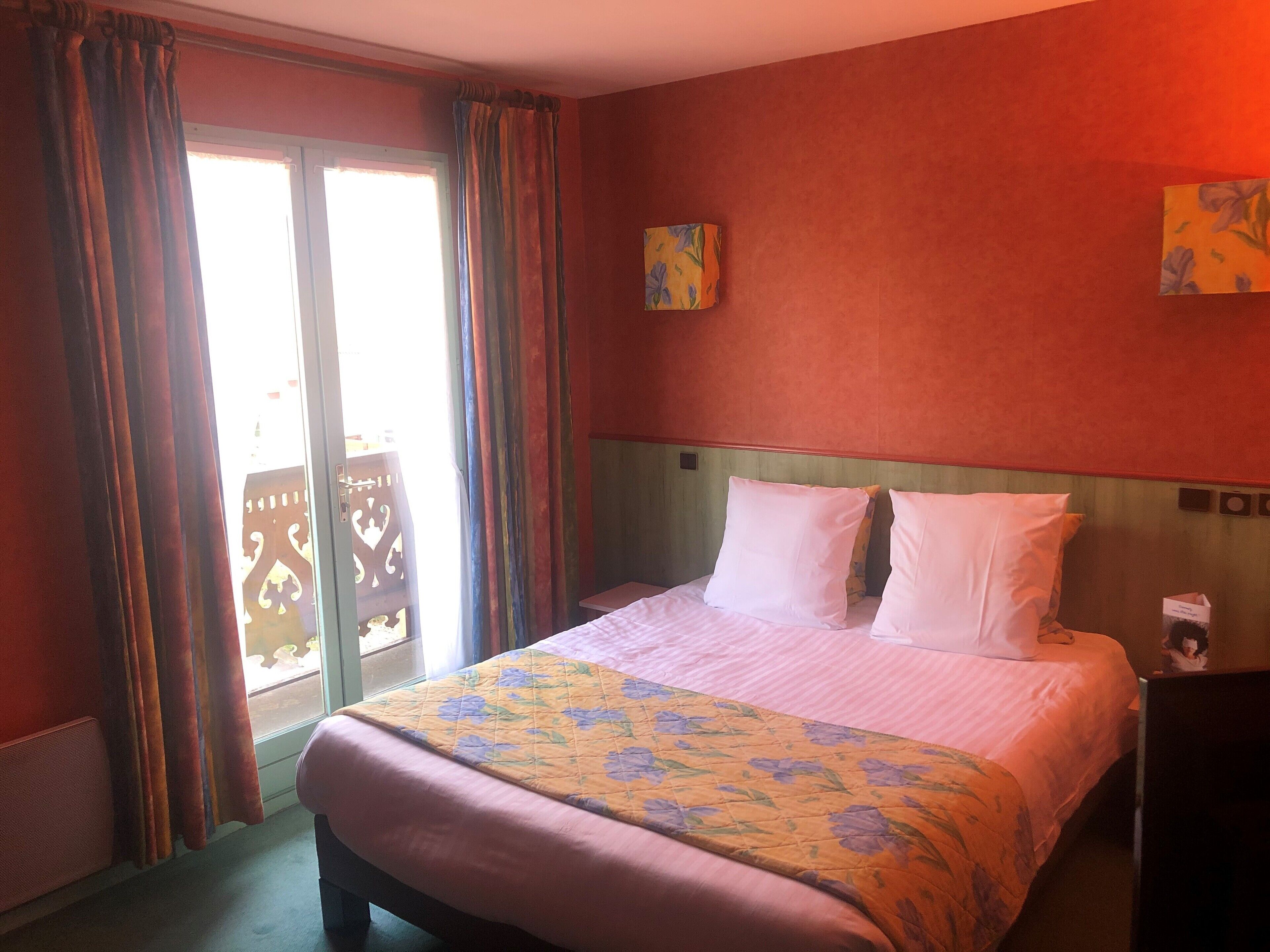 舒適雙人房 | 高級寢具、迷你吧、客房內保險箱、書桌