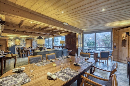 Se sirven desayunos, almuerzos y cenas; cocina francesa