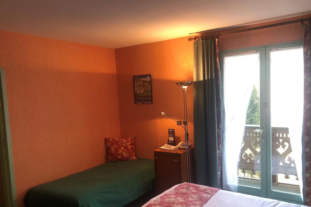 Hochwertige Bettwaren, Minibar, Zimmersafe, Schreibtisch