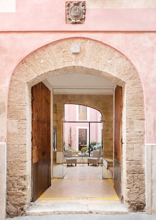 Property entrance. Hotel Palau Sa Font