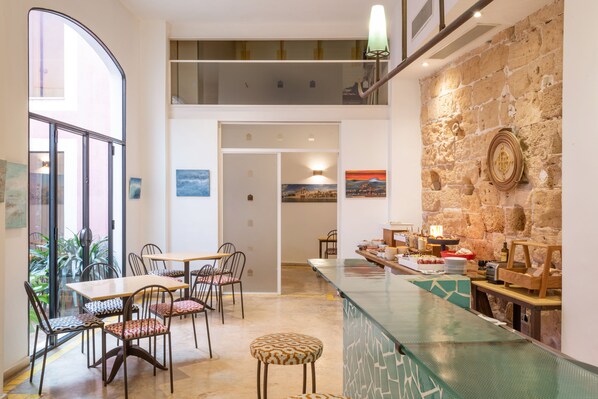 Petit déjeuner buffet (15 EUR par personne)
