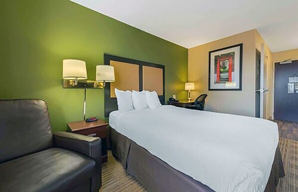 Desk, laptop workspace, iron/ironing board, free WiFi