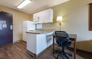 Fridge, microwave, stovetop, coffee/tea maker - MainStay Suites Rochester South Mayo Clinic (Rochester)