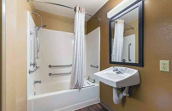 Room, 1 Queen Bed, Accessible, Non Smoking | Bathroom