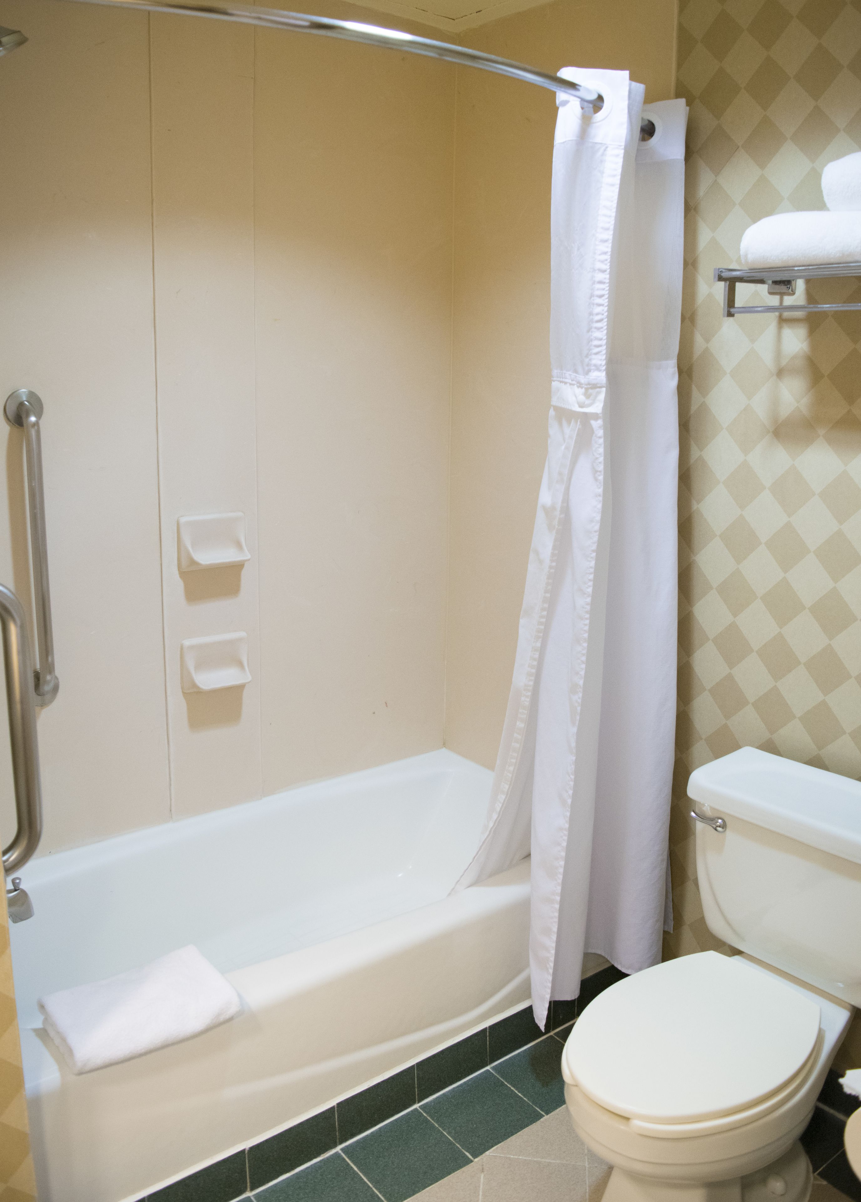 combined shower/bathtub, hair dryer, towels