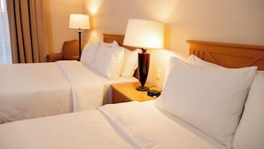 A hotel room with two beds, a nightstand with a lamp, and a window with curtains. - Holiday Inn Express Guanajuato by IHG (Guanajuato)