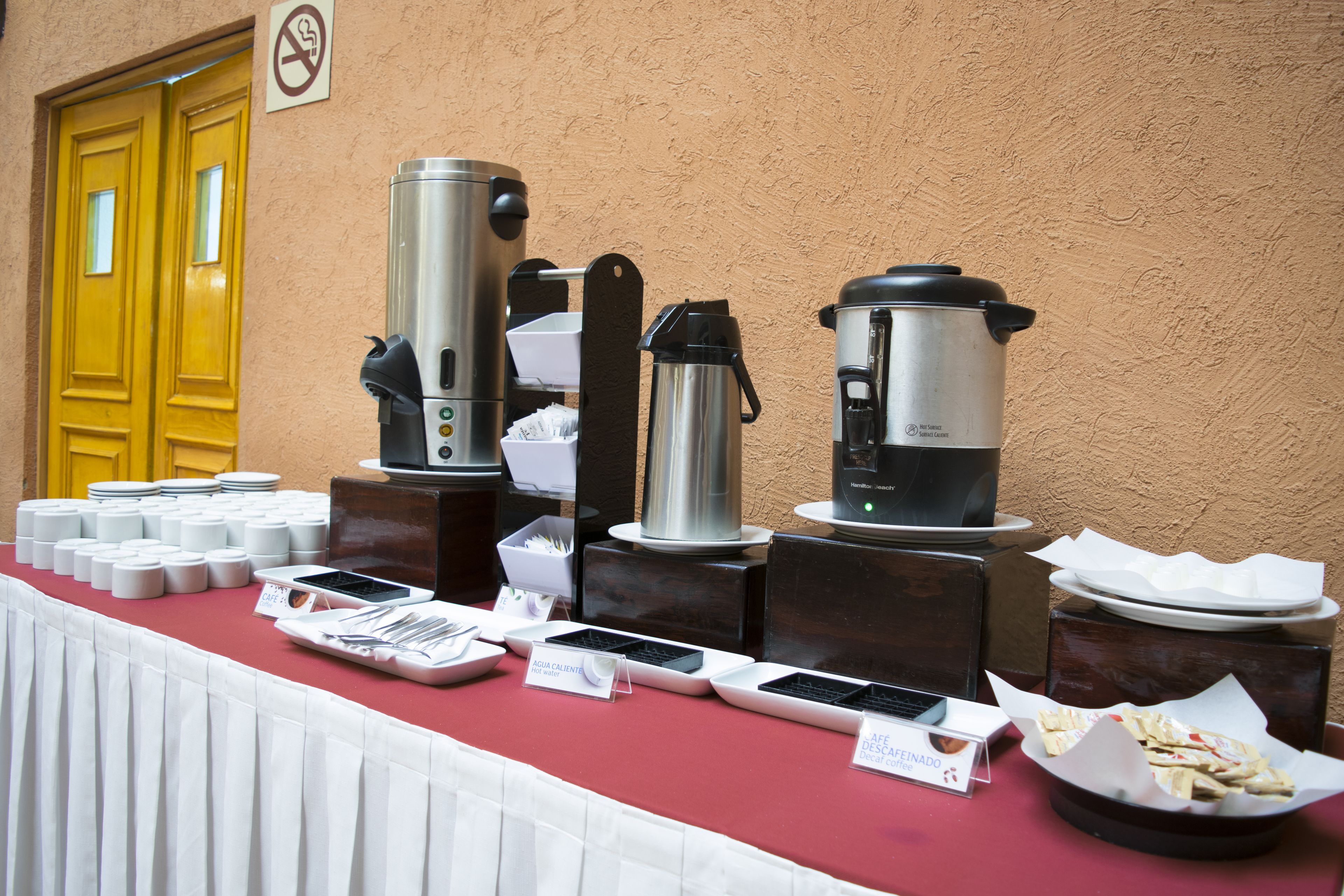 Ein reichhaltiges Buffet mit Kaffeeautomaten, Wasserspendern und Speisewagen.