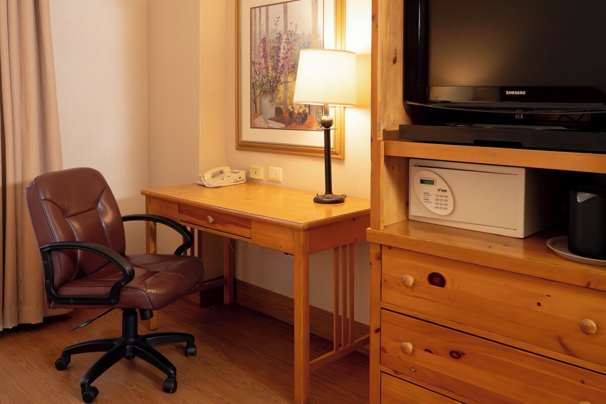 Standard Room | In-room safe, desk, iron/ironing board, cribs (free)