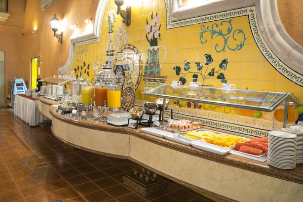 A buffet counter with various food items and a glass display case. - Holiday Inn Express Guanajuato by IHG (Guanajuato)