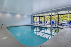 Piscina interna, funciona das 10h às 21h, espreguiçadeiras