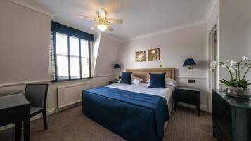 Appartement Standard, 3 chambres | Salle de bain | SĂšche-cheveux, serviettes fournies