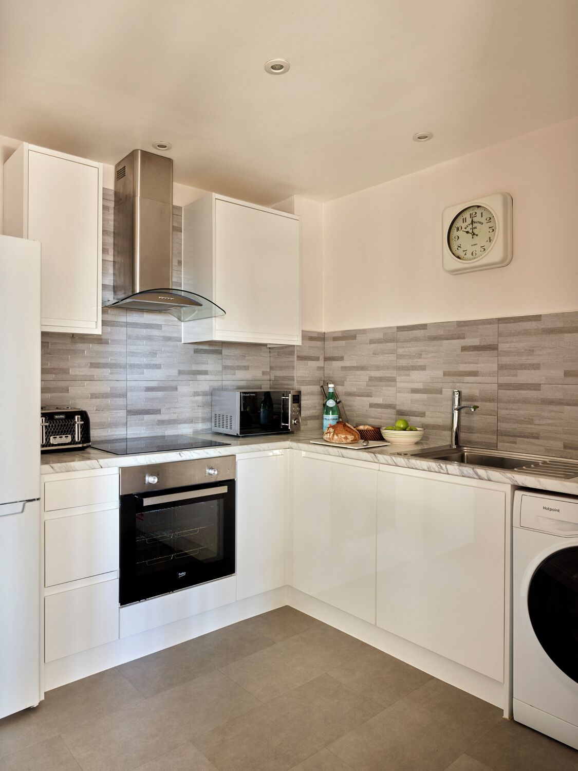 Three Bedroom, two Bathroom Apartment | Eigene Küche | Großer Kühlschrank, Mikrowelle, Wasserkocher mit Kaffee-/Teezubehör