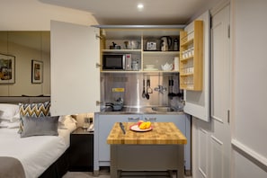 Standard Studio, Multiple Beds | Private kitchen