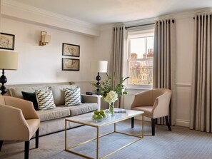 42-inch flat-screen TV with cable channels, LCD TV - Collingham Serviced Apartments (London)