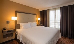 Premium bedding, in-room safe, blackout drapes, soundproofing - Hampton Inn by Hilton Toronto-Mississauga West (Mississauga)