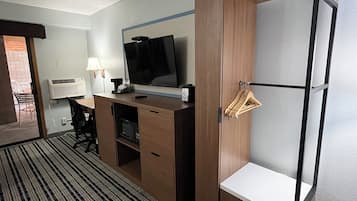 Quarto luxo, 2 camas Queen, acessível, ao lado da piscina (Non Smoking - Mobility) | Escrivaninha, cortinas blackout, ferros/tábuas de passar roupa