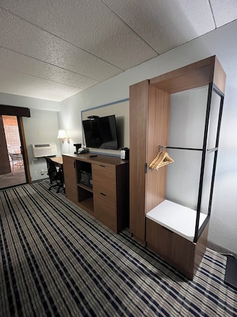 Escritorio, cortinas blackout, tabla de planchar con plancha y cunas . AmericInn by Wyndham Cloquet