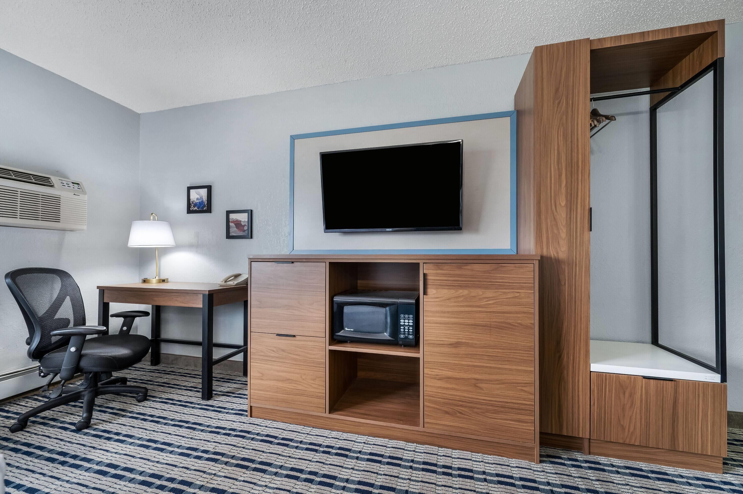 Room, 1 King Bed, Non Smoking | Desk, blackout curtains, iron/ironing board, cots/infant beds
