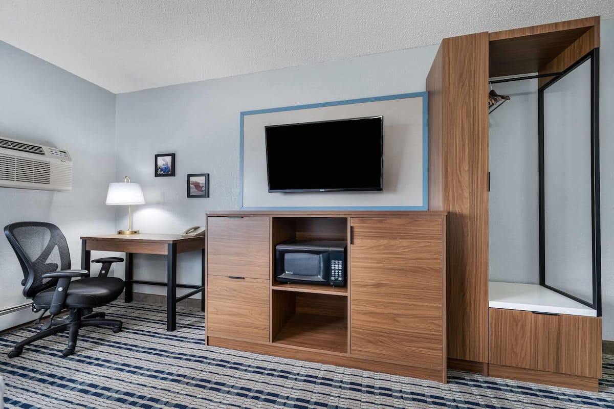 Habitación, 1 cama King size, para no fumadores | Escritorio, cortinas blackout, tabla de planchar con plancha y cunas