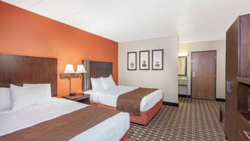 Bureau, rideaux occultants, fer et planche Ă repasser