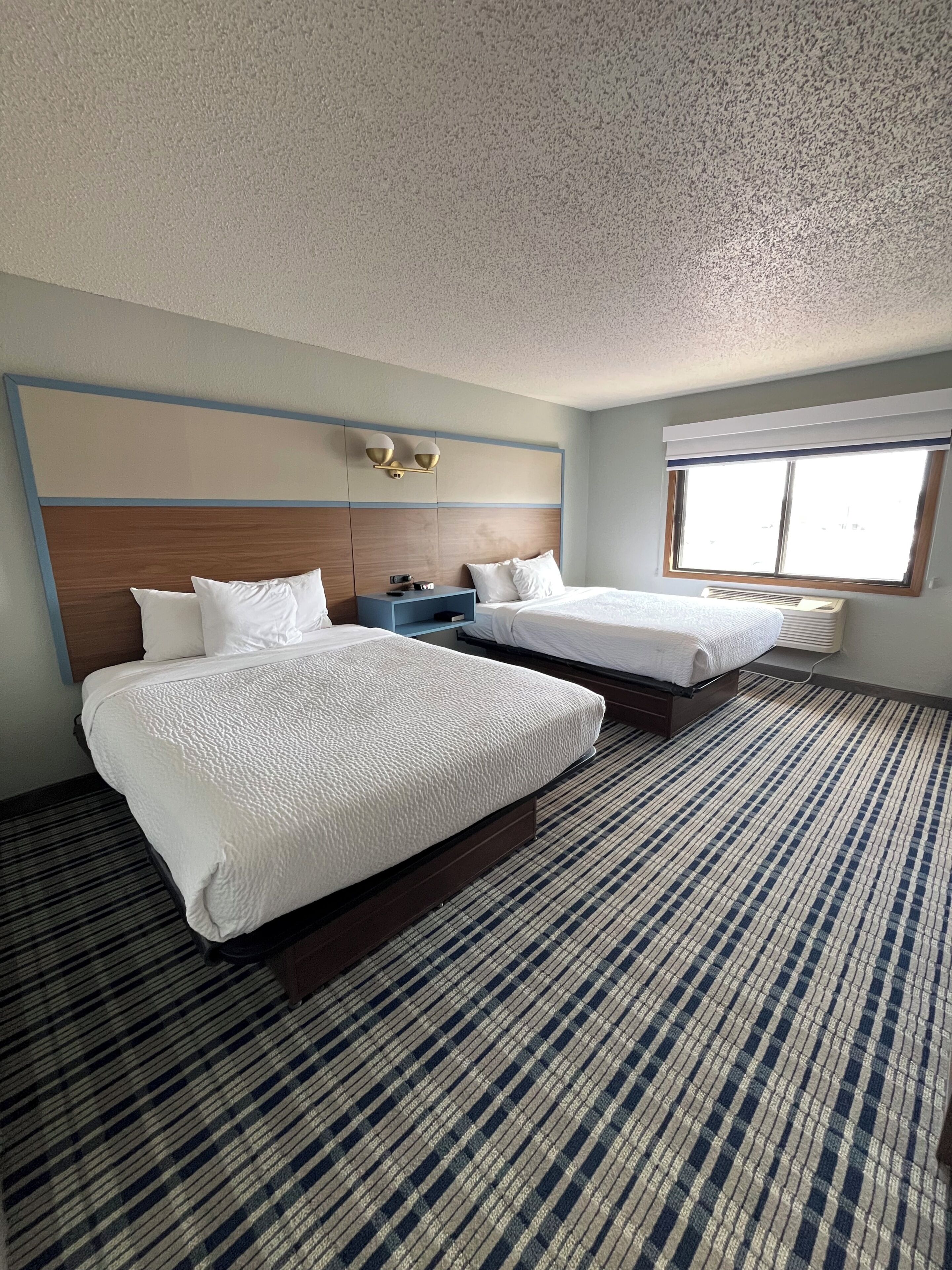 Skrivbord, mörkläggningsgardiner, strykjärn/strykbräda och barnsängar