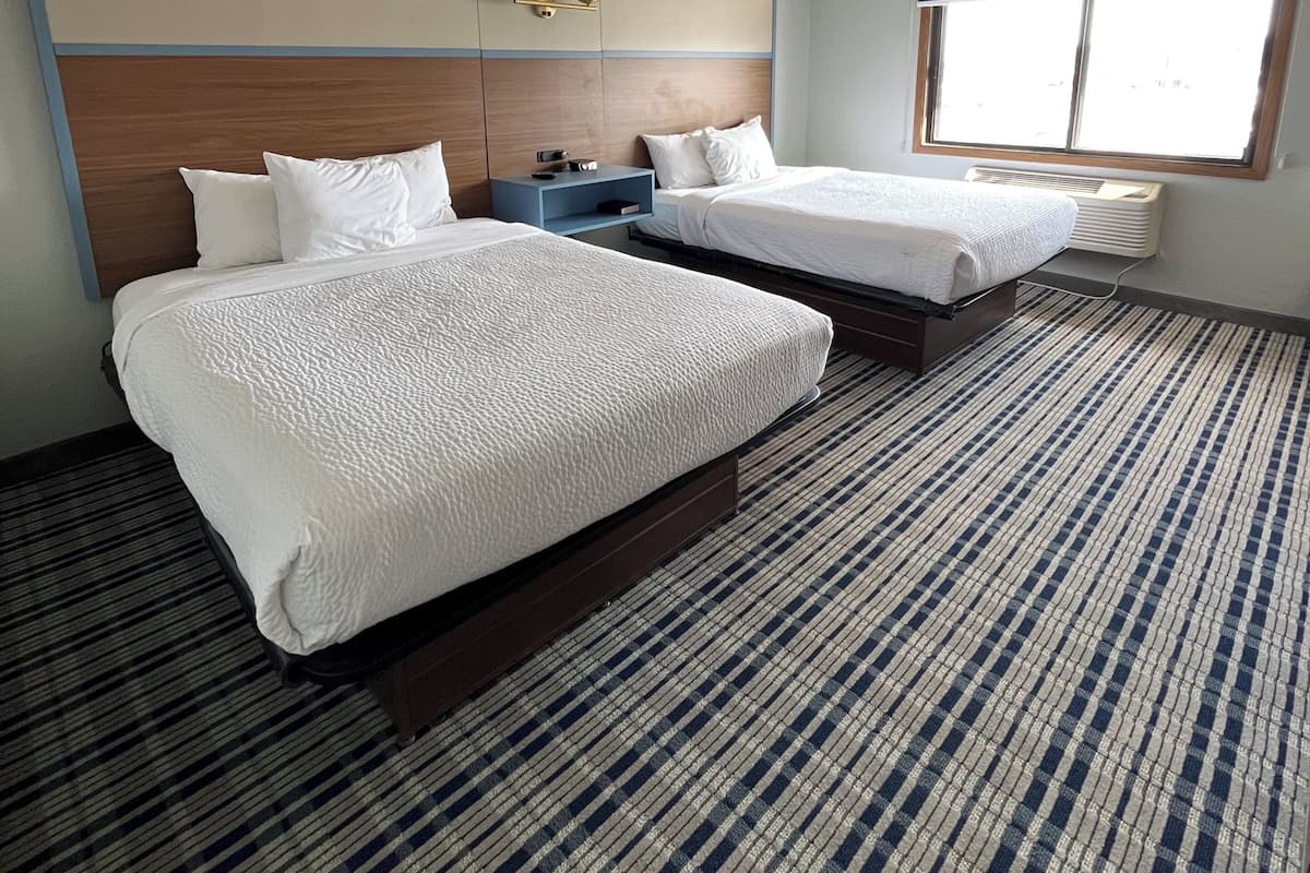 Skrivbord, mörkläggningsgardiner, strykjärn/strykbräda och barnsängar