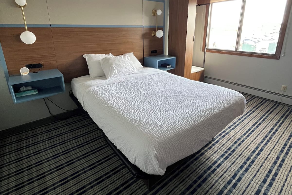 Rum - 1 queensize-säng - icke-rökare | Skrivbord, mörkläggningsgardiner, strykjärn/strykbräda och barnsängar